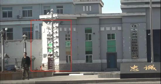 组成监狱“大包围”的白色围墙有6米多高，墙上边是1米多高的电网。新京报记者孙旗 摄