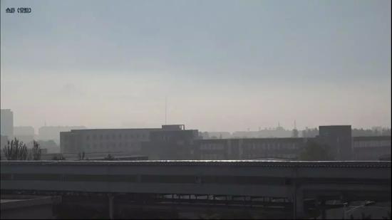在监狱东南侧高楼上远眺监狱。新京报记者孙旗 摄